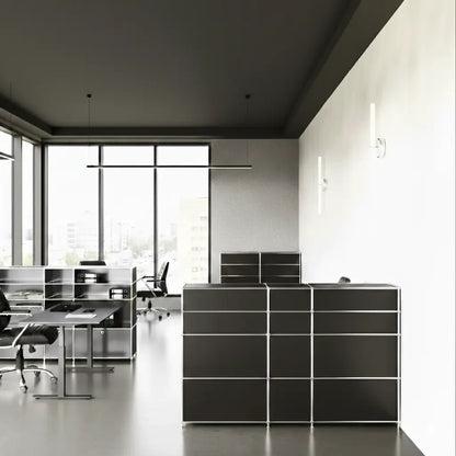 Empfangstheke in Schwarz mit niedrigen und hohen Fächern